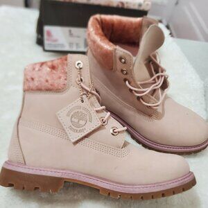 Botas impermeables Timberland para mujer con cuello de terciopelo brillante.